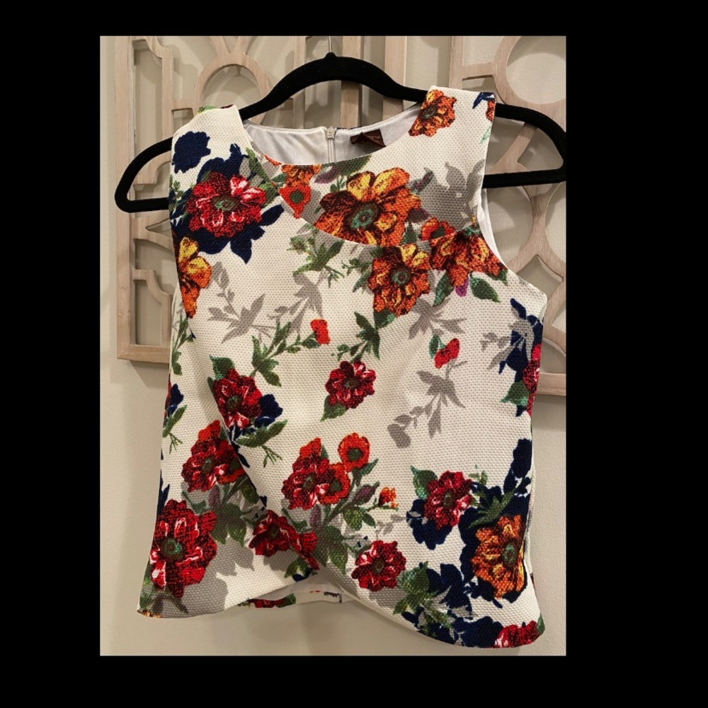 Cute sleeveless top with scallop detail